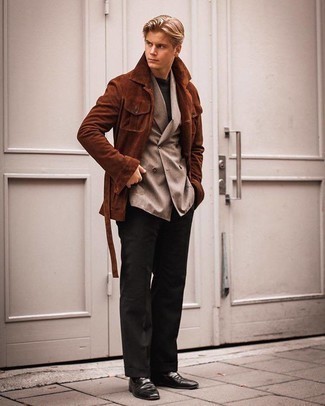 Какие классические брюки носить с бежевым двубортным пиджаком мужчине: Бежевый двубортный пиджак и классические брюки позволят создать элегантный мужской образ. Такой образ несложно адаптировать к повседневным делам, если завершить его черными кожаными лоферами.
