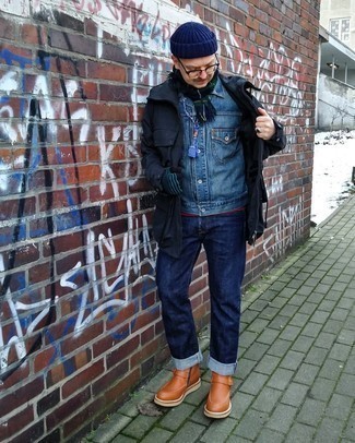 С чем носить темно-синюю полевую куртку в 30 лет в прохладную погоду: Стильное сочетание темно-синей полевой куртки и темно-синих джинсов безусловно будет обращать на себя внимание прекрасного пола. Любители экспериментировать могут закончить лук табачными кожаными ботинками челси, тем самым добавив в него немного изысканности.