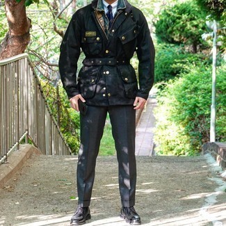 С чем носить черную полевую куртку в стиле смарт-кэжуал: Сочетание черной полевой куртки и темно-серых классических брюк позволит исполнить строгий деловой стиль. В тандеме с этим образом наиболее гармонично выглядят черные кожаные туфли дерби.