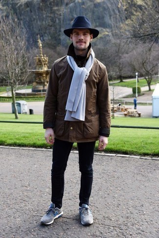 С чем носить серый шарф мужчине: Сочетание темно-коричневой полевой куртки и серого шарфа - очень практично, и поэтому идеально подходит на каждый день. Что же до обуви, закончи образ серыми кроссовками.