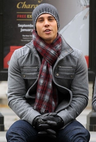 С чем носить шарф мужчине в теплую погоду в стиле кэжуал: Серая полевая куртка и шарф — выбор мужчин, которые всегда в движении.