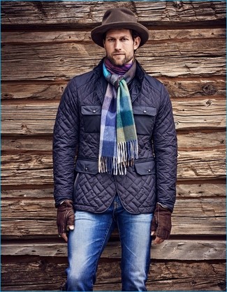 С чем носить табачную шерстяную шляпу мужчине: Сочетание темно-синей стеганой полевой куртки и табачной шерстяной шляпы - очень практично, и поэтому идеально на каждый день.