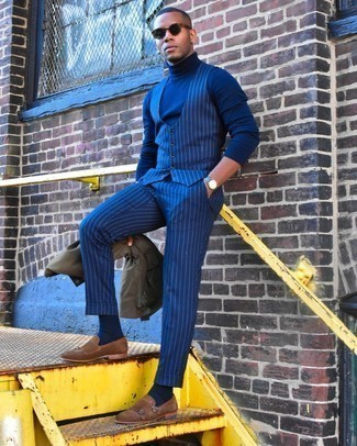 Какие водолазки носить с темно-синими классическими брюками в 20 лет мужчине осень: Водолазка в паре с темно-синими классическими брюками поможет выразить твою индивидуальность и выгодно выделиться из серой массы. Весьма выгодно здесь смотрятся коричневые замшевые монки с двумя ремешками. Разве это не здоровский образ в хмурый осенний день?