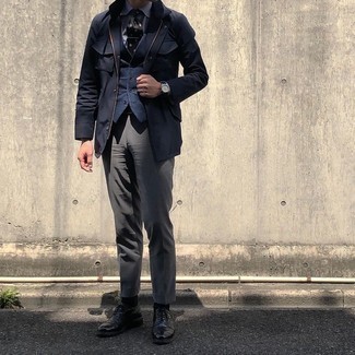 Как носить темно-синий жилет с черными кожаными оксфордами в деловом стиле: Образ из темно-синего жилета и серых классических брюк выглядит очень эффектно и элегантно. Если подобный ансамбль кажется слишком смелым, сбалансируй его черными кожаными оксфордами.