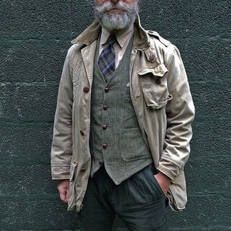С чем носить темно-сине-белый галстук в шотландскую клетку за 40 лет мужчине осень в деловом стиле: Для создания элегантного вечернего ансамбля идеально подойдет бежевая полевая куртка и темно-сине-белый галстук в шотландскую клетку. Такой образ обязательно понравится тебе в осеннее время года.