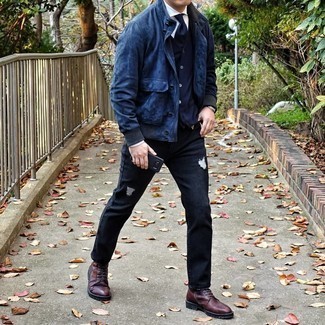 С чем носить темно-красные кожаные повседневные ботинки в 30 лет мужчине в стиле кэжуал: Если в одежде ты ценишь удобство и функциональность, темно-синяя замшевая полевая куртка и черные рваные джинсы — отличный выбор для стильного повседневного мужского лука. Любители экспериментировать могут закончить лук темно-красными кожаными повседневными ботинками, тем самым добавив в него толику классики.