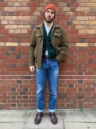 С чем носить темно-зеленый кардиган мужчине: Темно-зеленый кардиган и синие джинсы вне всякого сомнения украсят твой гардероб. Темно-коричневые кожаные ботинки дезерты становятся отличным дополнением к твоему луку.