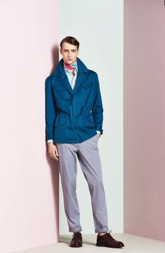 Модный лук: темно-бирюзовая полевая куртка, голубая классическая рубашка с принтом, серые брюки чинос, темно-красные кожаные оксфорды