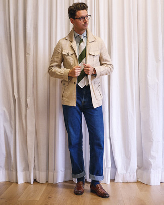 Модный лук: бежевая льняная полевая куртка, бело-синяя классическая рубашка в вертикальную полоску, синие джинсы, коричневые кожаные лоферы