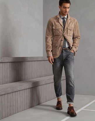Какие полевые куртки носить с серыми джинсами: Образ из полевой куртки и серых джинсов поможет выглядеть аккуратно, а также выразить твой индивидуальный стиль. Любишь экспериментировать? Дополни лук коричневыми кожаными туфлями дерби.