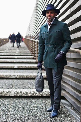 С чем носить синие туфли мужчине весна: Темно-зеленая полевая куртка в паре с темно-серыми классическими брюками — превосходный пример делового городского стиля. Уравновесить образ и добавить в него немного классики помогут синие туфли. Когда зимнее время года уходит и сменяется в межсезонье, мы сбрасываем тяжелые дубленки и зимние пуховики и начинаем поиски новых весенних мужских трендов. Такое сочетание поможет найти необходимое вдохновение.