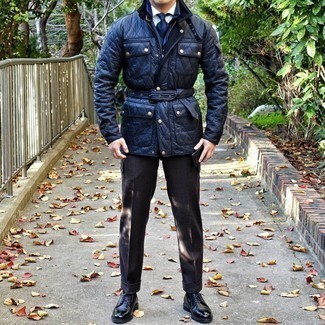 С чем носить темно-синюю стеганую полевую куртку в 30 лет: Темно-синяя стеганая полевая куртка в паре с темно-коричневыми классическими брюками поможет создать модный и элегантный лук. Любители экспериментов могут завершить лук черными кожаными туфлями дерби, тем самым добавив в него чуточку классики.