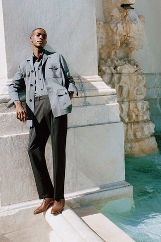 Какие классические брюки носить с коричневыми оксфордами: Голубая полевая куртка в сочетании с классическими брюками позволит создать незабываемый мужской лук. Завершив лук коричневыми оксфордами, можно получить приятный результат.