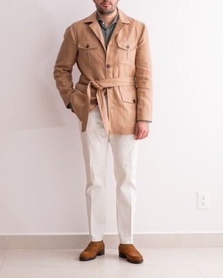 С чем носить коричневые замшевые лоферы в 30 лет мужчине: Ты будешь выглядеть на все сто в светло-коричневой полевой куртке и белых классических брюках. В сочетании с этим ансамблем наиболее выигрышно будут выглядеть коричневые замшевые лоферы.
