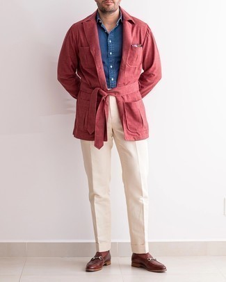 С чем носить бежевые классические брюки мужчине осень: Красная полевая куртка в сочетании с бежевыми классическими брюками — отличный пример строгого делового стиля. Очень уместно здесь будут смотреться коричневые кожаные лоферы. Несомненно, такой лук будет смотреться невероятно по моде в погожий осенний день.