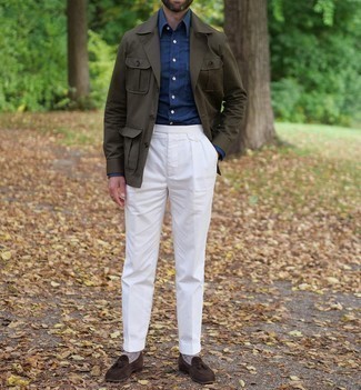 Как носить синюю классическую рубашку с белыми классическими брюками в 30 лет мужчине в теплую погоду: Сочетание синей классической рубашки и белых классических брюк подходит для воплощения делового образа. Чтобы образ не получился слишком претенциозным, можешь завершить его темно-коричневыми замшевыми лоферами с кисточками.