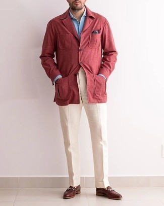 С чем носить красный нагрудный платок в 30 лет весна: Если в одежде ты ценишь удобство и практичность, красная полевая куртка и красный нагрудный платок — хороший выбор для стильного мужского образа на каждый день. Думаешь сделать ансамбль немного элегантнее? Тогда в качестве дополнения к этому образу, обрати внимание на темно-коричневые кожаные лоферы. Когда зимнее время года сменяется более теплой погодой, мы сбрасываем тяжелые шубы и зимние куртки и хотим выглядеть по-весеннему свежо и с иголочки,. Такое сочетание станет отличным источником стильного вдохновения.