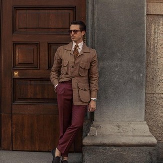 С чем носить коричневый галстук мужчине: Коричневая полевая куртка в сочетании с коричневым галстуком поможет составить стильный и мужественный лук. Темно-коричневые замшевые лоферы становятся отличным дополнением к твоему луку.