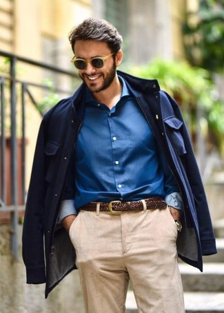 С чем носить темно-синюю полевую куртку: Составив лук из темно-синей полевой куртки и синей классической рубашки, получишь подходящий мужской лук для неофициальных встреч после работы.