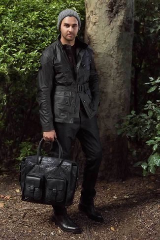 Модный лук: черная полевая куртка, черные классические брюки, черные кожаные повседневные ботинки, черный кожаный портфель