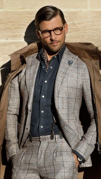 С чем носить темно-коричневый шелковый шарф в горошек мужчине: Коричневая полевая куртка и темно-коричневый шелковый шарф в горошек — превосходное решение для джентльменов, которые никогда не сидят на месте.