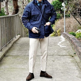 Какие классические брюки носить с темно-синей полевой курткой в 30 лет осень в стиле смарт-кэжуал: Несмотря на то, что этот лук выглядит достаточно консервативно, дуэт темно-синей полевой куртки и классических брюк является неизменным выбором стильных мужчин, неизменно пленяя при этом сердца барышень. Создать интересный контраст с остальными элементами этого образа помогут темно-коричневые замшевые ботинки дезерты. Если хочешь выглядеть несравненно и по-осеннему ярко, несомненно нужно взять этот лук на вооружение.