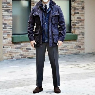 Какие мокасины носить с темно-серыми классическими брюками мужчине осень: Темно-синяя полевая куртка и темно-серые классические брюки помогут составить элегантный мужской лук. Ты можешь легко приспособить такой образ к повседневным делам, надев мокасинами. Как нам кажется, это классное решение на тот период, когда столбик термометра неуклонно опускается вниз.