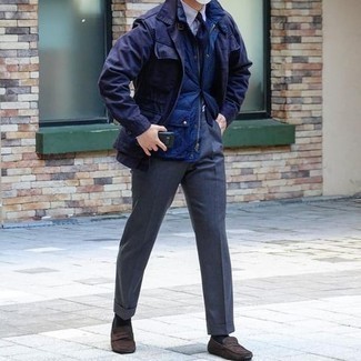 Какие классические брюки носить с темно-синей полевой курткой в 30 лет осень в стиле смарт-кэжуал: Несмотря на то, что этот лук выглядит достаточно сдержанно, лук из темно-синей полевой куртки и классических брюк всегда будет выбором современных джентльменов, неизменно покоряя при этом сердца представительниц прекрасного пола. Смелые мужчины закончат лук темно-коричневыми замшевыми мокасинами. Без сомнений, подобное сочетание вещей будет смотреться великолепно осенью.