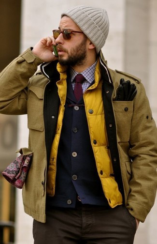 С чем носить горчичную полевую куртку в прохладную погоду: Лук из горчичной полевой куртки и темно-коричневых брюк чинос позволит реализовать в твоем луке городской стиль современного парня.