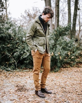 Какие повседневные ботинки носить с оливковой полевой курткой: Если ты любишь смотреться стильно, чувствуя себя при этом комфортно и нескованно, стоит попробовать это сочетание оливковой полевой куртки и табачных брюк карго. Дополнив лук повседневными ботинками, ты привнесешь в него немного привлекательного консерватизма.