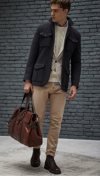 Какие рубашки с длинным рукавом носить с бежевым пиджаком мужчине: Бежевый пиджак в паре с рубашкой с длинным рукавом может стать прекрасным ансамблем для офиса. В сочетании с этим образом наиболее уместно выглядят темно-коричневые кожаные повседневные ботинки.