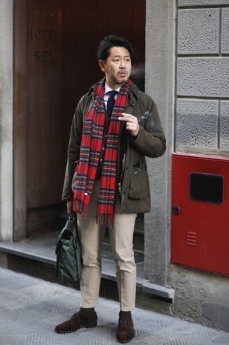 С чем носить красный шарф в шотландскую клетку мужчине осень: Ансамбль из темно-коричневой полевой куртки и красного шарфа в шотландскую клетку - самый простой из возможных луков для активного уикенда. Весьма недурно здесь выглядят темно-коричневые замшевые ботинки дезерты. Разумеется, подобный лук станет великолепной идеей для капризной осенней погоды.