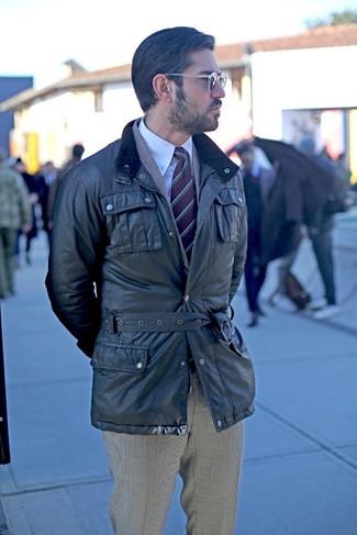 С чем носить галстук в вертикальную полоску мужчине: Черная полевая куртка в паре с галстуком в вертикальную полоску поможет создать модный и изысканный лук.