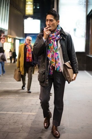 С чем носить разноцветный шарф мужчине: Черная полевая куртка и разноцветный шарф помогут создать легкий и удобный лук для выходного дня в парке или вечера в баре с друзьями. Теперь почему бы не привнести в этот образ на каждый день немного изысканности с помощью коричневых кожаных ботинок дезертов?