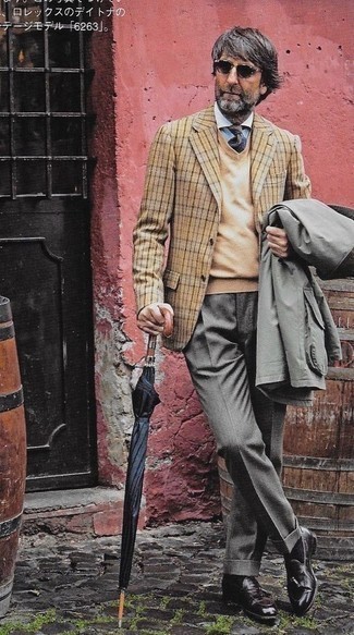 Какие классические брюки носить с темно-серой полевой курткой за 40 лет: Несмотря на то, что это весьма консервативный лук, тандем темно-серой полевой куртки и классических брюк всегда будет выбором стильных мужчин, покоряя при этом сердца прекрасных дам. Пара темно-коричневых кожаных лоферов с кисточками прекрасно гармонирует с остальными составляющими образа.