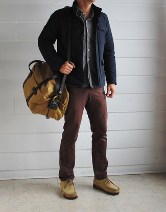 С чем носить светло-коричневую дорожную сумку из плотной ткани мужчине осень: Если ты делаешь ставку на комфорт и практичность, темно-синяя полевая куртка и светло-коричневая дорожная сумка из плотной ткани — замечательный вариант для расслабленного повседневного мужского ансамбля. Немного стильной строгости и классики ансамблю добавит пара светло-коричневых замшевых ботинок дезертов. Это отличный лук, который великолепно подходит для межсезонной погоды.