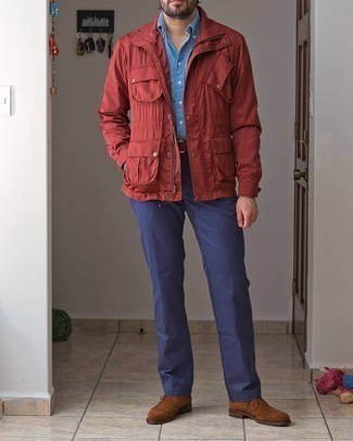 С чем носить красную куртку в 30 лет мужчине в теплую погоду: Красная куртка и темно-синие брюки чинос — хороший вариант, если ты ищешь расслабленный, но в то же время стильный мужской образ. Коричневые замшевые ботинки дезерты — великолепный выбор, чтобы завершить ансамбль.