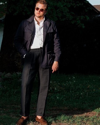 Какие брюки чинос носить с темно-коричневыми лоферами в 30 лет в стиле смарт-кэжуал: Если ты любишь одеваться с иголочки, чувствуя себя при этом комфортно и нескованно, примерь это сочетание темно-синей полевой куртки и брюк чинос. Весьма выигрышно здесь будут выглядеть темно-коричневые лоферы.