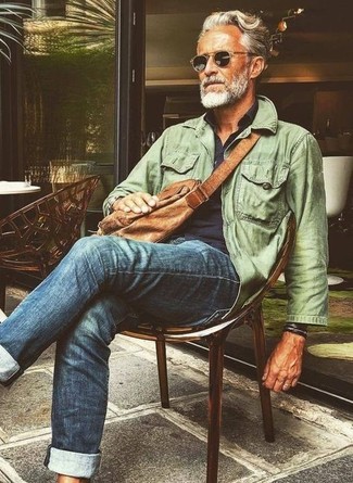 Как носить рубашку с длинным рукавом с джинсами за 50 лет мужчине в теплую погоду: Комбо из рубашки с длинным рукавом и джинсов несомненно будет обращать на себя внимание прекрасных дам.