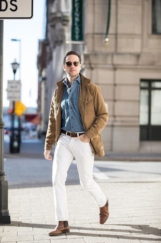 Как носить темно-синюю рубашку с длинным рукавом из шамбре с белыми джинсами мужчине: Дуэт темно-синей рубашки с длинным рукавом из шамбре и белых джинсов выглядит круто и нескучно. Думаешь привнести сюда толику классики? Тогда в качестве обуви к этому образу, стоит обратить внимание на коричневые кожаные ботинки челси.