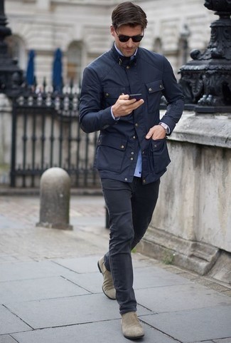 Какие полевые куртки носить с темно-серыми джинсами за 40 лет: Полевая куртка в паре с темно-серыми джинсами однозначно будет обращать на себя внимание прекрасного пола. Серые замшевые ботинки челси добавят ансамблю нотки классики.