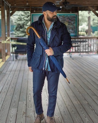 Какие полевые куртки носить с табачными ботинками дезертами весна: Полевая куртка и темно-синие джинсы прекрасно впишутся в мужской лук в непринужденном стиле. Табачные ботинки дезерты становятся великолепным дополнением к твоему ансамблю. Когда зимняя пора отступает и сменяется более теплыми деньками, мы сбрасываем зимнюю одежду и хотим выглядеть по-весеннему свежо и стильно,. Подобный образ станет замечательным вдохновением.