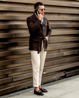 С чем носить льняные классические брюки в 30 лет мужчине в теплую погоду в стиле смарт-кэжуал: Темно-коричневая льняная полевая куртка выглядит стильно в сочетании с льняными классическими брюками. В паре с этим луком наиболее гармонично смотрятся черные кожаные лоферы с кисточками.