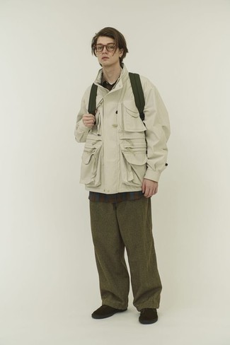 Модный лук: бежевая полевая куртка, темно-коричневая рубашка с коротким рукавом в шотландскую клетку, оливковые брюки чинос, темно-коричневые замшевые ботинки дезерты