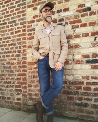 С чем носить куртку за 50 лет мужчине весна в стиле кэжуал: Сочетание куртки и темно-синих джинсов позволит создать необычный мужской образ в повседневном стиле. Переходя к обуви, можно закончить ансамбль темно-коричневыми кожаными ботинками дезертами. Этот лук идеально подходит для переменчивой весенней погоды.