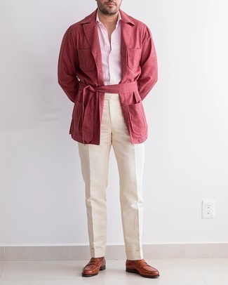 С чем носить красную полевую куртку: Красная полевая куртка и бежевые классические брюки — хороший пример изысканного мужского стиля. Что же до обуви, табачные кожаные лоферы — самый выигрышный вариант.
