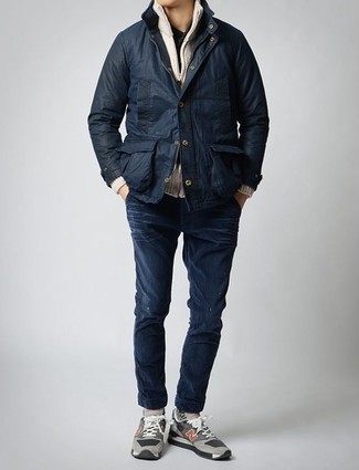 Какие джинсы носить с темно-синей полевой курткой: Лук из темно-синей полевой куртки и джинсов позволит реализовать в твоем луке городской стиль современного молодого человека. Чтобы лук не получился слишком строгим, можешь надеть серые кроссовки.