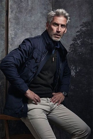 С чем носить синюю джинсовую рубашку за 50 лет мужчине: Комбо из синей джинсовой рубашки и серых брюк чинос — замечательный вариант для воплощения мужского лука в стиле smart casual.