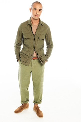 Модный лук: оливковая полевая куртка, светло-коричневый свитер с круглым вырезом, оливковые брюки чинос, светло-коричневые замшевые ботинки дезерты