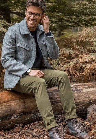 Какие полевые куртки носить с оливковыми брюками чинос в 20 лет в стиле смарт-кэжуал: Полевая куртка и оливковые брюки чинос прочно закрепились в гардеробе многих парней, позволяя создавать незаезженные и практичные образы. Если ты предпочитаешь смелые настроения в своих ансамблях, заверши этот темно-коричневыми кожаными повседневными ботинками.